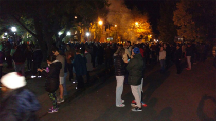 Un numeroso grupo de personas se concentró frente a la residencia oficial de la gobernadora Alicia Kirchner