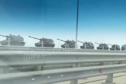 Un numeroso grupo de tanques de la brigada fue visto cruzando el puente hacia Crimea a inicios de este mes