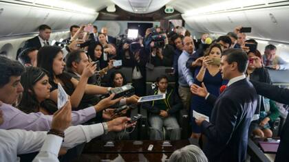 Un nutrido grupo de periodistas también asistió al debut en el aire de la nueva aeronave