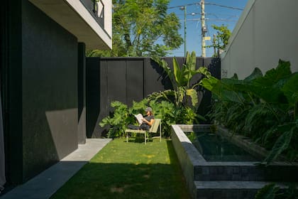 Un oasis entre medianeras, sobre un lote chico en Beccar. El paisajismo frondoso, con plantas de hojas grandes, estuvo a cargo de Huella Paisajismo y tuvo como inspiración la vegetación de Bali, un destino que a los dueños los apasiona.