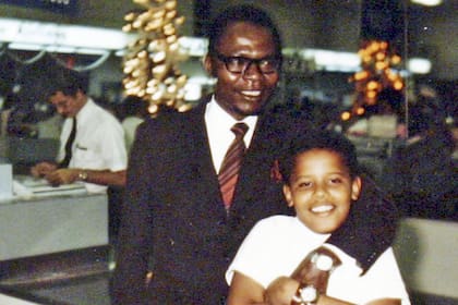 Un Obama pequeño junto a su padre