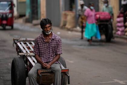 Un obrero espera por trabajo en un mercado en Colombo, Sri Lanka, el 26 de junio del 2022. (Foto AP/Eranga Jayawardena)