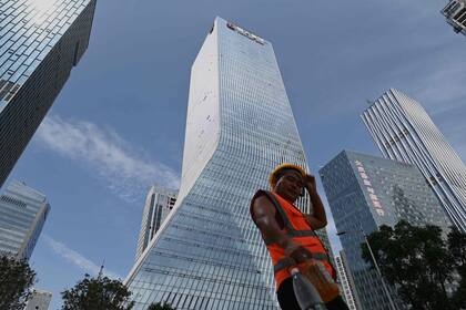 Un obrero frente a la sede central de Evergrande en Shenzhen