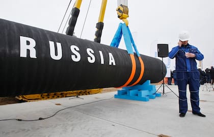 Un obrero ruso habla por celular durante una ceremonia que marca el inicio de la construcción del Nord Stream en la bahía de Portovaya, Rusia, 2010 (Archivo)