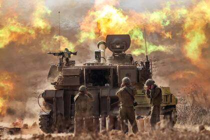 Un obús autopropulsado M109 de 155 mm del ejército israelí dispara proyectiles cerca de la frontera con Gaza en el sur de Israel el 11 de octubre de 2023.