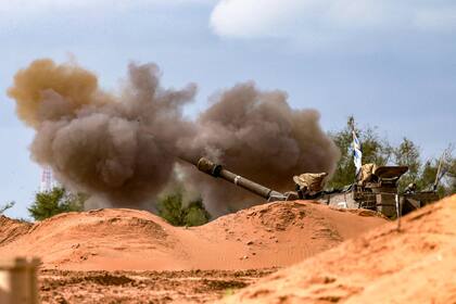 Un obús de artillería autopropulsado del ejército israelí dispara desde una posición cerca de la frontera con la Franja de Gaza