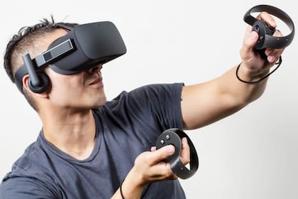 Un Oculus Rift con los controles, que combinan botones, joystick y sensores de movimiento