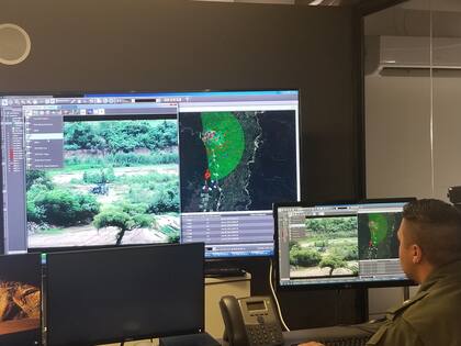 Un oficial de Gendarmera Nacional observa movimientos sospechosos en la provincia de Salta