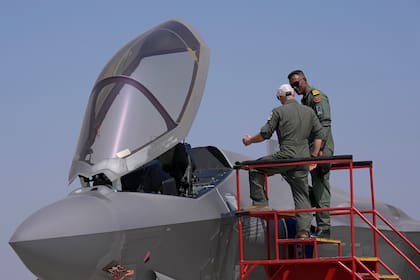 Un oficial de la Fuerza Aérea de Estados Unidos da información a un oficial naval indio sobre un avión de caza F-35, en el último día de Aero India 2025, un evento bienal, en la base aérea Yelahanka en Bengaluru, India, el viernes 14 de febrero de 2025. (AP Foto/Aijaz Rahi, archivo)