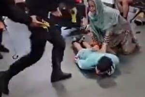 Denuncian brutalidad policial durante un arresto que incluyó patadas en la cabeza en un aeropuerto del Reino Unido