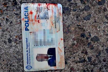 Un oficial de la Policía Bonaerense durante un robo a una financiera en Vicente López