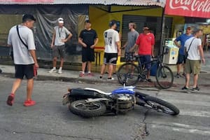 Atacaron a balazos a un oficial y a una cadete de la Policía de la Ciudad para robarle la moto