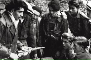 Un oficial de la resistencia francesa enseña a su compañeros cómo usar un subfusil en marzo de 1944.
MONDADORI / GETTY IMAGES