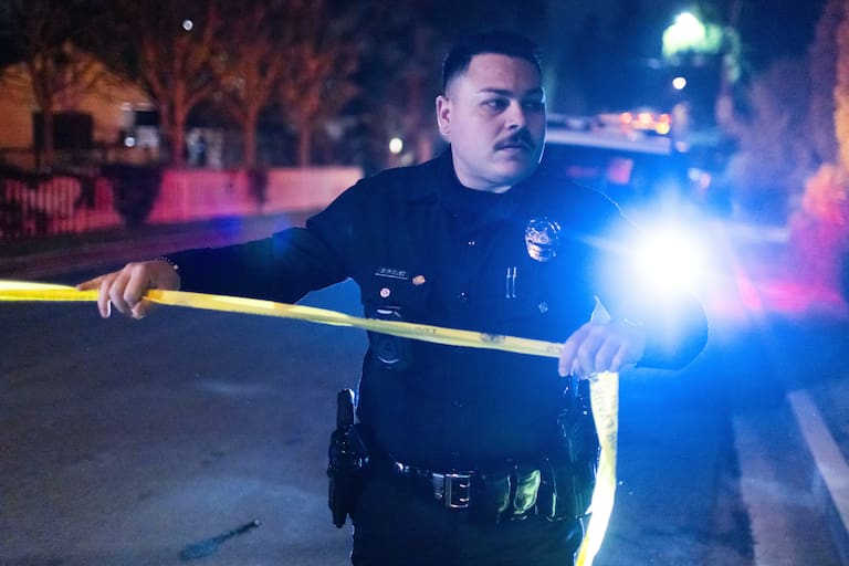 Un oficial de policía bloquea una calle cerca de la residencia de Rob Reiner el domingo 14 de diciembre