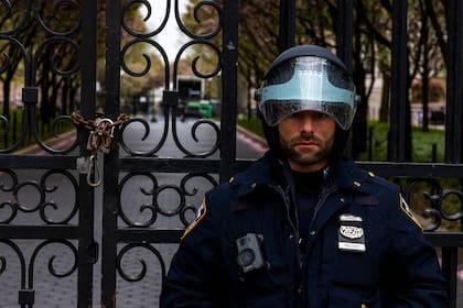 Un oficial de policía de Nueva York se encuentra junto a la entrada de la Universidad de Columbia el 24 de abril de 2024 en la ciudad de Nueva York.