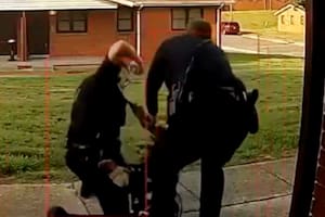Un policía fue filmado mientras le daba una brutal golpiza a una mujer durante un arresto