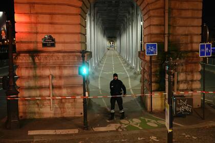 Un oficial de policía patrulla en tras el ataque en París en diciembre
