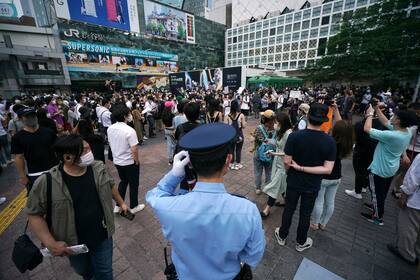 Un oficial controla una manifestación por la muerte de George Floyd el sábado 6 de junio de 2020 en Tokio