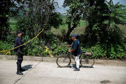 Un oficial de policía vigila el perímetro del sitio