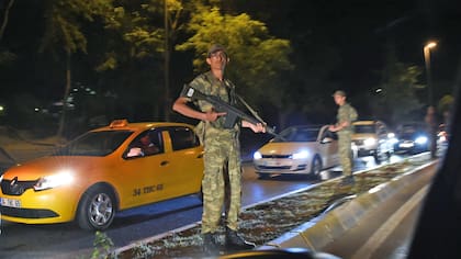 Un oficial de seguridad de Turquia hace guardia en una de las avenidas principales de Estambul