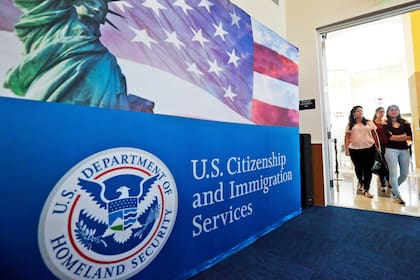 Un oficial del Uscis se encarga de hacer los exámenes de inglés y el cívico