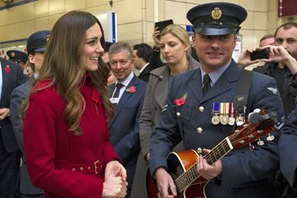 Un oficial le dedicó una canción a Kate en Kensington High Street Station