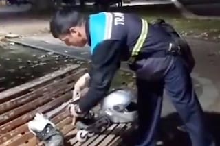 Multaron y le precintaron los patines a un hombre que andaba en rollers