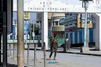 Un oficial patrulla las cercanías del lugar de una explosión en el marco de la toma del Hyat en Mogadiscio