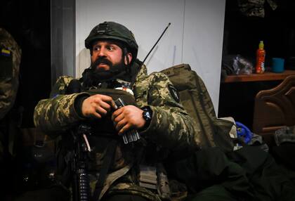 Un oficial ucraniano sentado en un refugio en Soledar, lugar de intensos combates con las fuerzas rusas en la región de Donetsk, Ucrania, domingo 8 de enero de 2023