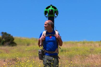 Un operario de Google, con la cámara de 360° en la mochila