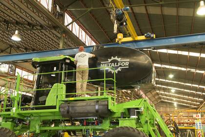 Un operario en Metalfor, en Marcos Juárez