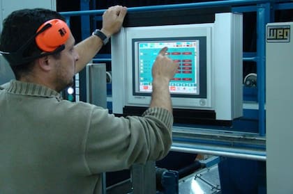 Un operario en una pyme textil