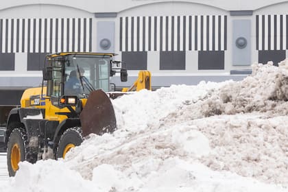 Un operario limpia la nieve de un estacionamiento en Grandville, Michigan, el 29 de diciembre de 2025