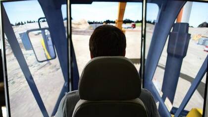 Un operario pone a prueba una grua desde el simulador de realidad virtual desarrollado por el Media.Lab de Tandil