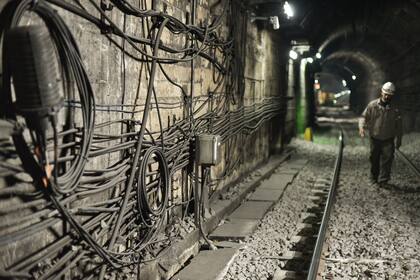 Un operario recorre los túneles de la línea E donde se está realizando el recambio de 20 kilómetros de vía