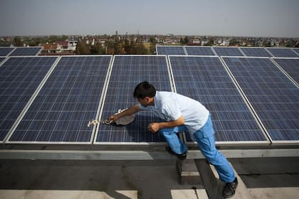 Un operario trabaja en el mantenimiento de unos paneles solares