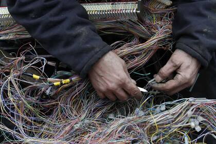 Un operario trabaja sobre una red de cableado telefónico en Reino Unido