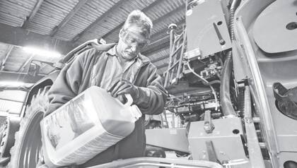 Un operario vuelca el funguicida Skyway en el tanque de un pulverizador en el laboratorio de Bayer en Monheim, Alemania