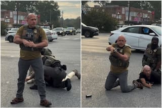 Un agente del ICE apunta su arma contra personas que presenciaban una detención