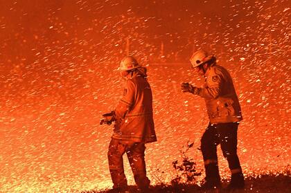 Miles de bomberos luchan contra las llamas en el sudeste de Australia