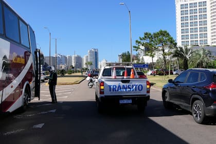 Un operativo de tránsito se desplegó en la península para controlar el caos de autos en un centro de testeos