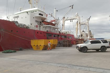 Un operativo se realizó con la llegada del barco Tai An este miércoles temprano al puerto. Foto: sector pesquero 