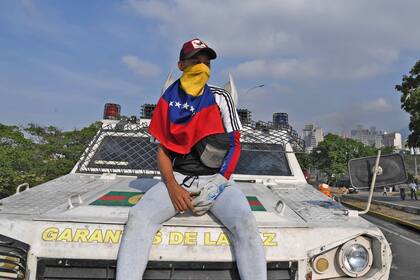 Un opositor al gobierno espera cerca de La Carlota