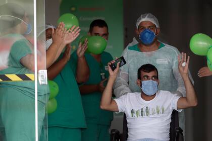 Un paciente agradece al personal de salud tras ser dado de alta de Covid en un hospital de Brasilia