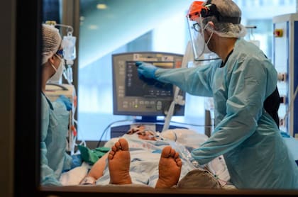 Un paciente con coronavirus en terapia intensiva en el hospital Guillermo Grant Benavente, en Concepción