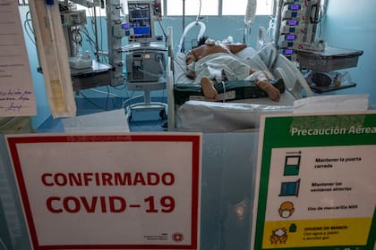 Un paciente con COVID-19 yace en una unidad de cuidados intensivos en el hospital Posta Central en Santiago, Chile