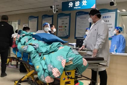 Un paciente es rechazado de la sala de emergencias debido a que ya no hay espacio en el Hospital Central No. 2 de Baoding, el miércoles 21 de diciembre de 2022, en la ciudad de Zhuozhou, en la provincia de Hebei, en el norte de China. (AP Foto/Dake Kang)