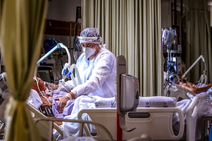 Un paciente es tratado en la Unidad de Cuidados Intensivos para coronavirus en el Hospital Santa Casa de Misericordia en Porto Alegre, Brasil, el 9 de diciembre de 2020