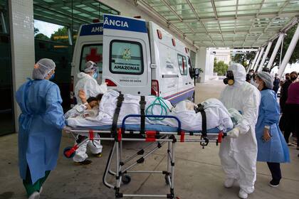 Un paciente llega al Hospital 28 de Agosto en Manaos, Amazonas, Brasil, el 14 de enero de 2021, en medio de la pandemia del nuevo coronavirus