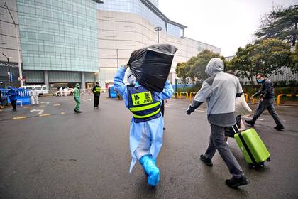 Un paciente que se ha recuperado de la infección por el coronavirus (COVID-19) abandona un hospital temporal en Wuhan